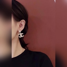 Chanel Классические серьги-гвоздики с жемчужинами двойным логотип
