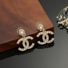 Chanel Классические серьги-гвоздики с жемчужинами двойным логотип