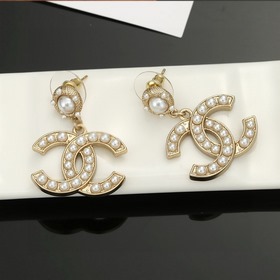 Chanel Классические серьги-гвоздики с жемчужинами двойным логотип
