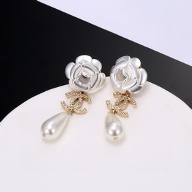 Серьги Chanel с двойным C, камелия и жемчугом с бриллиантами. Пот