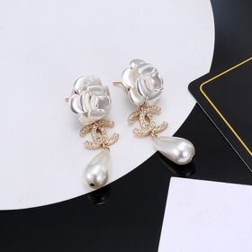 Серьги Chanel с двойным C, камелия и жемчугом с бриллиантами. Пот
