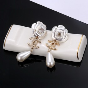 Серьги Chanel с двойным C, камелия и жемчугом с бриллиантами. Пот
