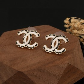 Серьги Chanel в стиле ранней весны, которые следуют последним тен