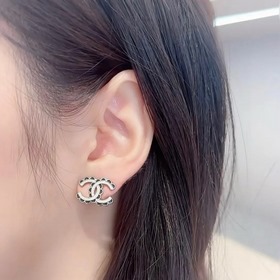 Серьги Chanel в стиле ранней весны, которые следуют последним тен