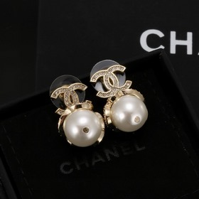 Chanel Классические серьги-гвоздики с жемчужинами двойным логотип