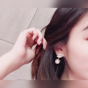 Chanel Классические серьги-гвоздики с жемчужинами двойным логотип