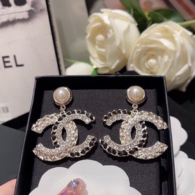 Жемчужные серьги с логотипом из кожи, осенний аксессуар от Chanel