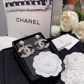 Жемчужные серьги с логотипом из кожи, осенний аксессуар от Chanel