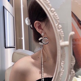 Жемчужные серьги с логотипом из кожи, осенний аксессуар от Chanel