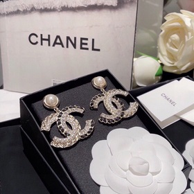 Жемчужные серьги с логотипом из кожи, осенний аксессуар от Chanel