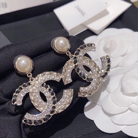 Жемчужные серьги с логотипом из кожи, осенний аксессуар от Chanel