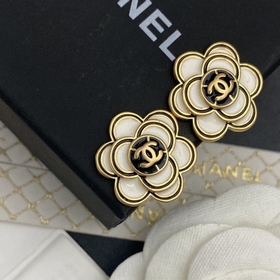 Мне очень нравится этот дизайн от Chanel. Серьги-гвоздики в форме