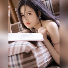 Мне очень нравится этот дизайн от Chanel. Серьги-гвоздики в форме