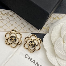 Мне очень нравится этот дизайн от Chanel. Серьги-гвоздики в форме