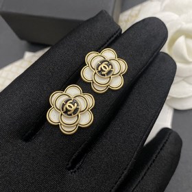 Мне очень нравится этот дизайн от Chanel. Серьги-гвоздики в форме