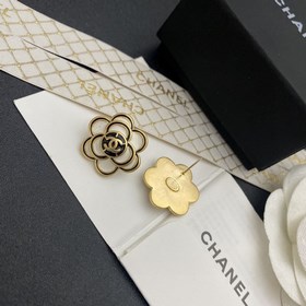 Мне очень нравится этот дизайн от Chanel. Серьги-гвоздики в форме