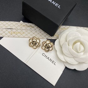 Мне очень нравится этот дизайн от Chanel. Серьги-гвоздики в форме