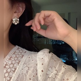 Мне очень нравится этот дизайн от Chanel. Серьги-гвоздики в форме