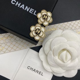 Мне очень нравится этот дизайн от Chanel. Серьги-гвоздики в форме