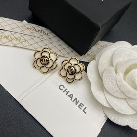 Мне очень нравится этот дизайн от Chanel. Серьги-гвоздики в форме