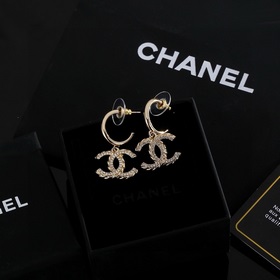 Сережки Chanel светло-золотого цвета, следующие последним тенденц