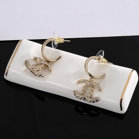 Сережки Chanel светло-золотого цвета, следующие последним тенденц