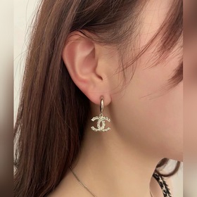 Сережки Chanel светло-золотого цвета, следующие последним тенденц