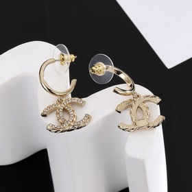 Сережки Chanel светло-золотого цвета, следующие последним тенденц