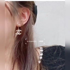 Сережки Chanel светло-золотого цвета, следующие последним тенденц