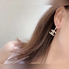Сережки Chanel светло-золотого цвета, следующие последним тенденц