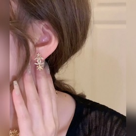 Серьги Chanel подчеркивают форму лица. Золотистый металлический о