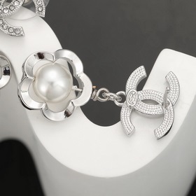 Серьги Chanel Camellia, следующие последним тенденциям ранней вес