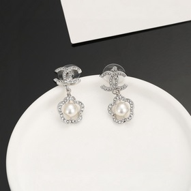 Серьги Chanel Camellia, следующие последним тенденциям ранней вес