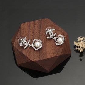Серьги Chanel Camellia, следующие последним тенденциям ранней вес