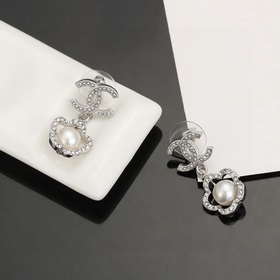 Серьги Chanel Camellia, следующие последним тенденциям ранней вес