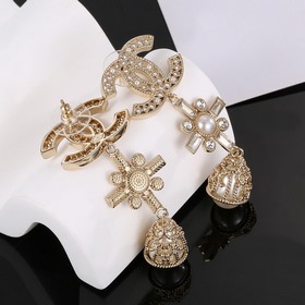Сережки Chanel светло-золотого цвета, следующие последним тенденц