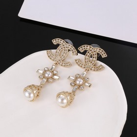 Сережки Chanel светло-золотого цвета, следующие последним тенденц