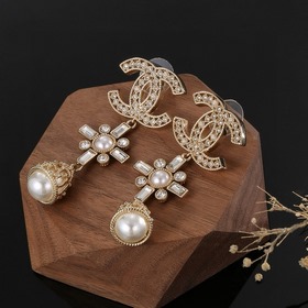 Сережки Chanel светло-золотого цвета, следующие последним тенденц