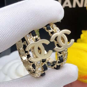 Chanel серьги круглые с кожаным ремешком и бриллиантами в форме п
