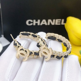 Chanel серьги круглые с кожаным ремешком и бриллиантами в форме п