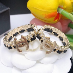 Chanel серьги круглые с кожаным ремешком и бриллиантами в форме п
