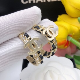 Chanel серьги круглые с кожаным ремешком и бриллиантами в форме п