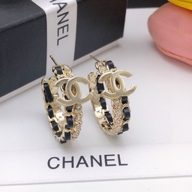 Chanel серьги круглые с кожаным ремешком и бриллиантами в форме п