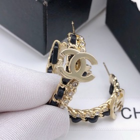 Chanel серьги круглые с кожаным ремешком и бриллиантами в форме п