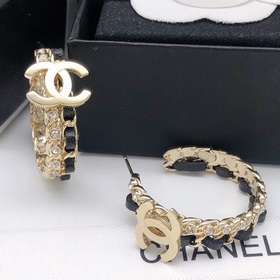 Chanel серьги круглые с кожаным ремешком и бриллиантами в форме п