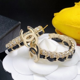 Chanel серьги круглые с кожаным ремешком и бриллиантами в форме п