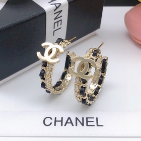 Chanel серьги круглые с кожаным ремешком и бриллиантами в форме п