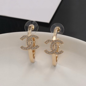 Сережки Chanel светло-золотого цвета, соответствующие последним т