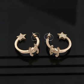 Сережки Chanel светло-золотого цвета, соответствующие последним т