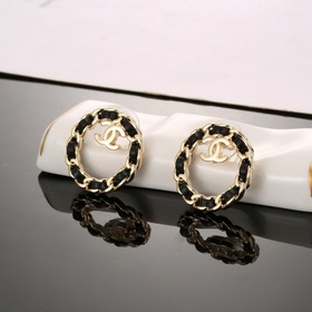 Chanel Классические серьги с двойным C-образным мотивом. Эти серь